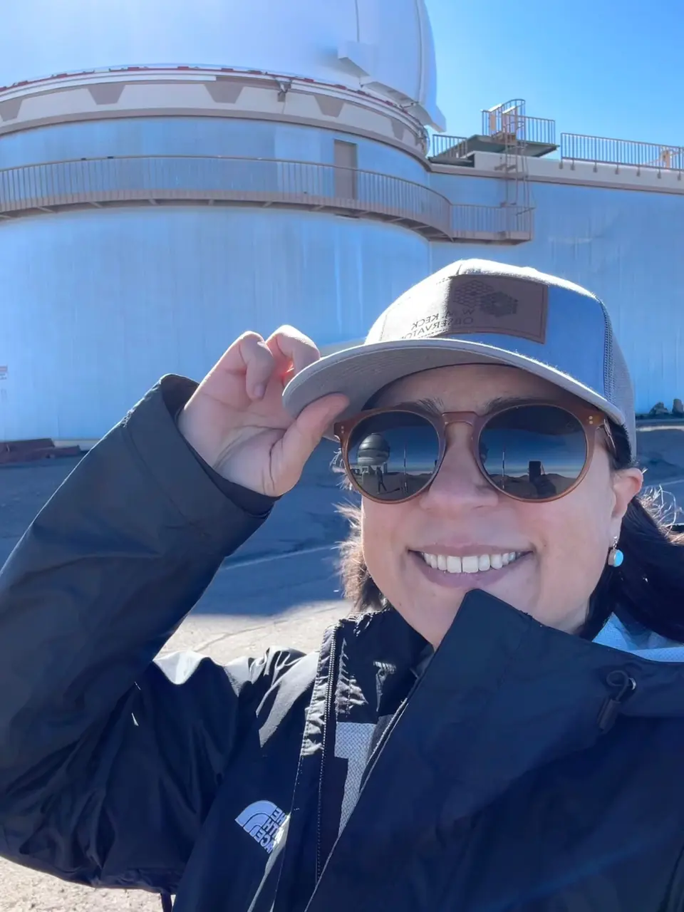Yesenia Pérez standing near an observatory on Maunakea